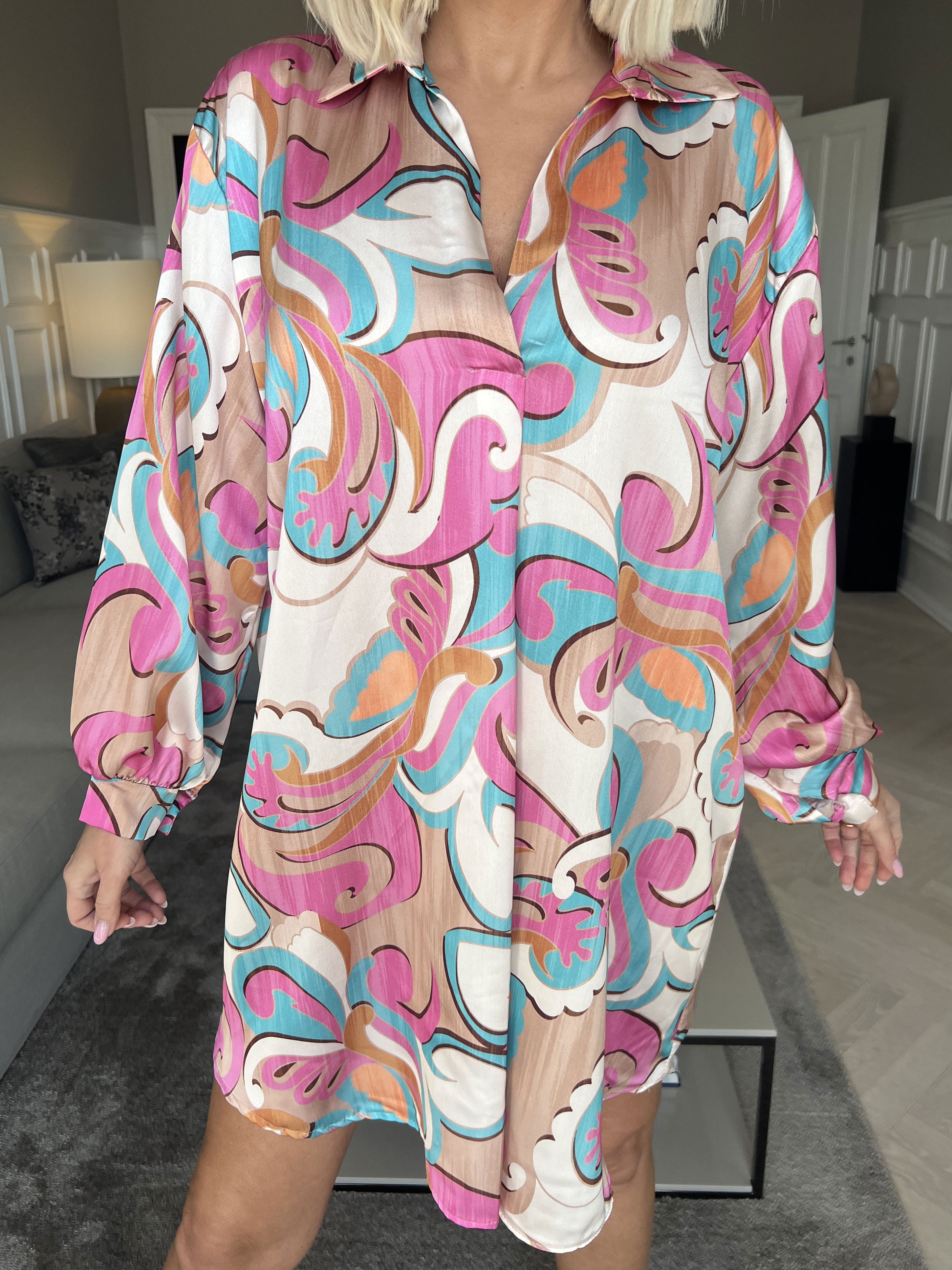 Happy Dress - Flerfarvet skjortekjole i silkelook